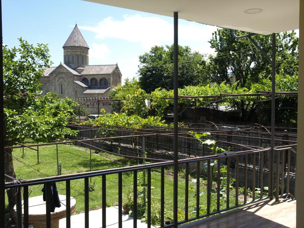 姆茨赫塔的住宿－Guest house Ebralidze，阳台享有花园景色。