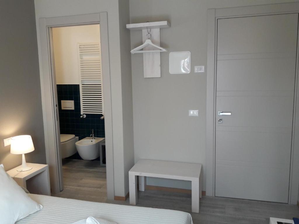 sypialnia z łóżkiem i łazienką z toaletą w obiekcie Santa Marta Rooms - Vernazza w mieście Vernazza