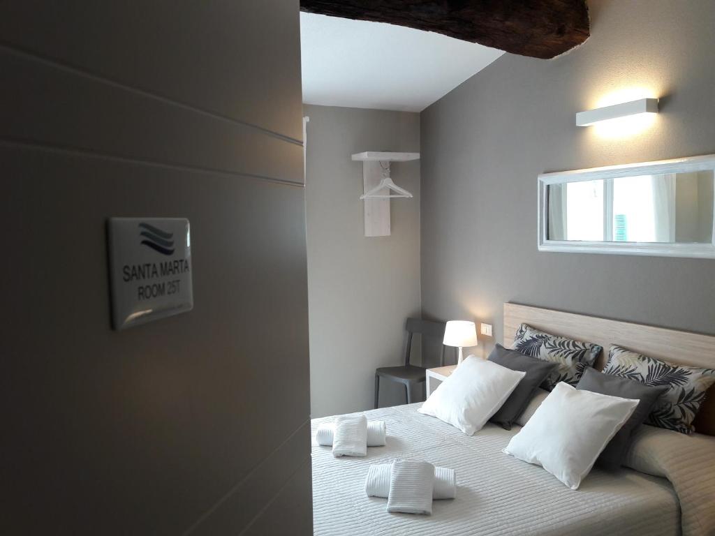 Łóżko lub łóżka w pokoju w obiekcie Santa Marta Rooms - Vernazza