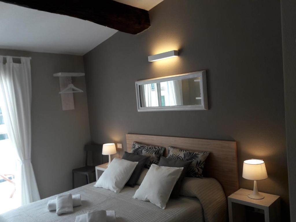 Łóżko lub łóżka w pokoju w obiekcie Santa Marta Rooms - Vernazza