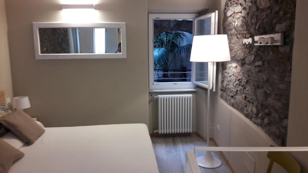 Łóżko lub łóżka w pokoju w obiekcie Santa Marta Rooms - Vernazza