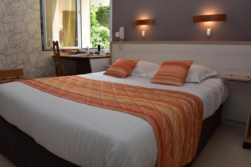 Postel nebo postele na pokoji v ubytování Logis Hôtel Bellevue