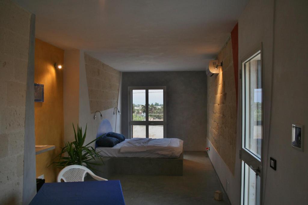- une petite chambre avec un lit et une fenêtre dans l'établissement Vacanze in Puglia, à San Pietro in Bevagna