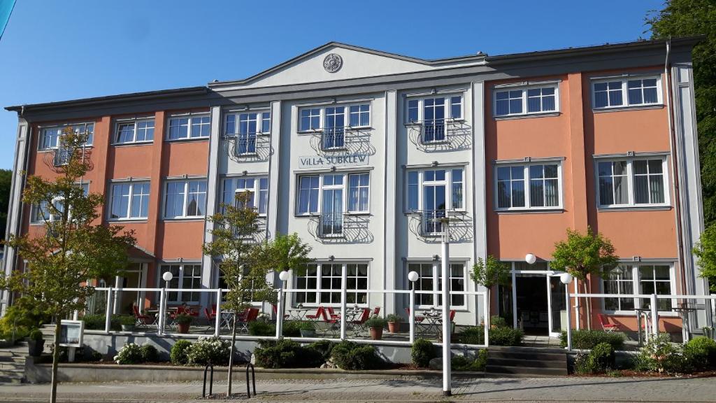 an apartment building in a city at Hotel Villa Subklew in Ostseebad Sellin
