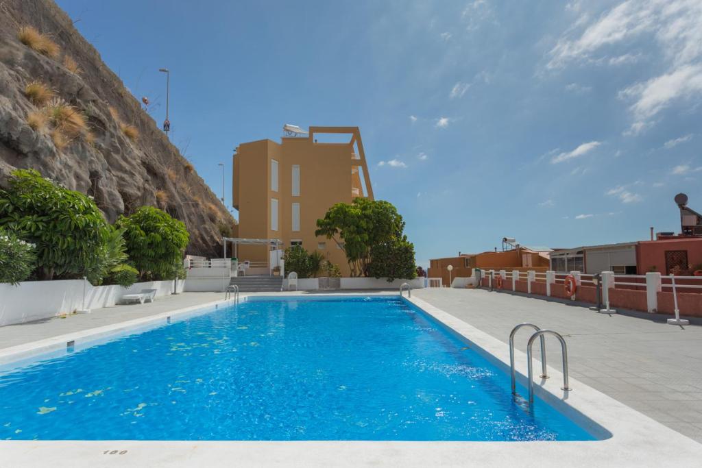 Bazén v ubytovaní Apartamento entero con vistas al mar en Radazul alebo v jeho blízkosti