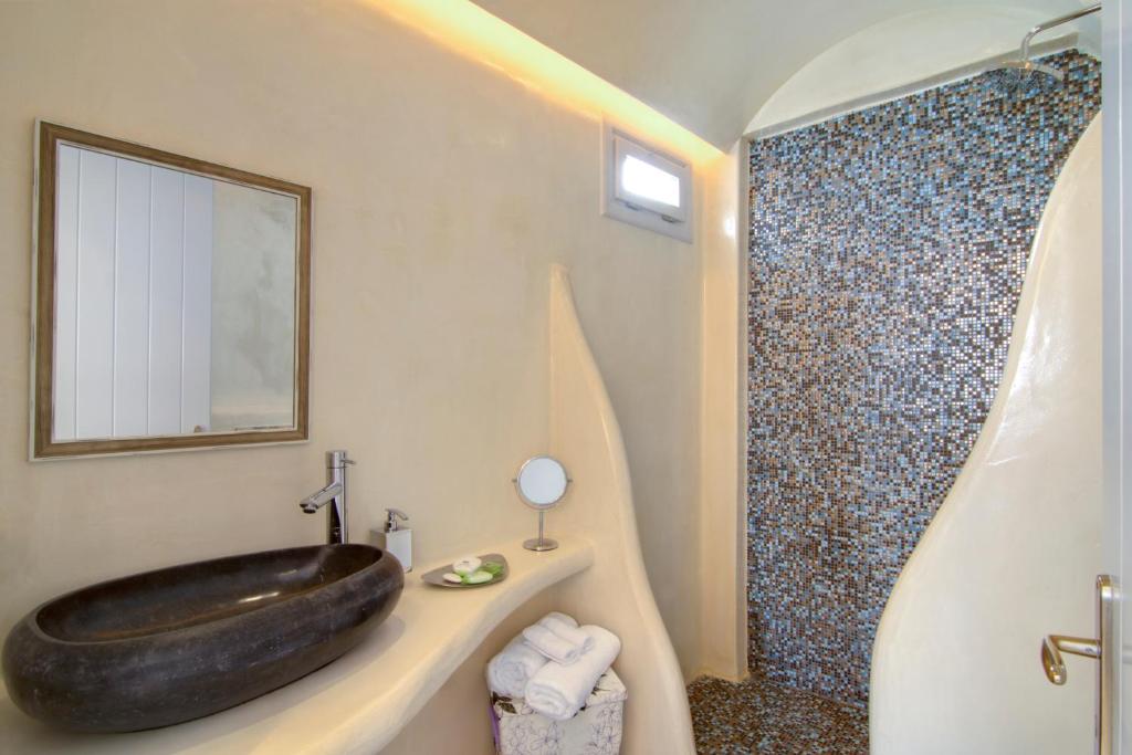 Vannituba majutusasutuses Santorini Secret Premium