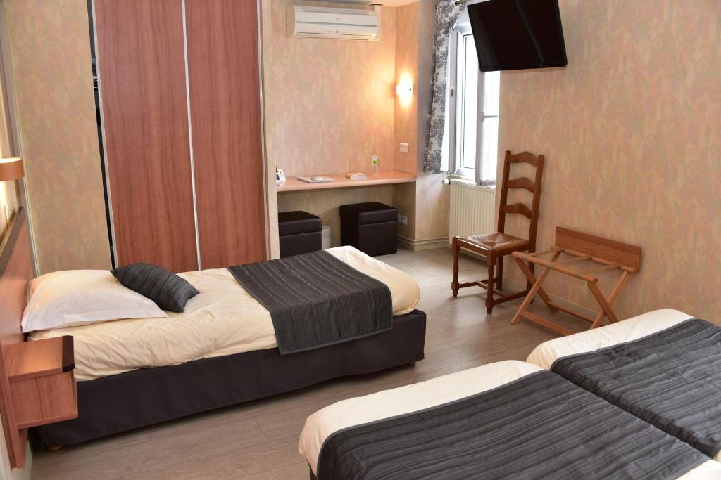 Postel nebo postele na pokoji v ubytování Logis Hôtel Bellevue