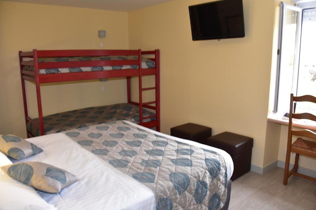 Postel nebo postele na pokoji v ubytování Logis Hôtel Bellevue