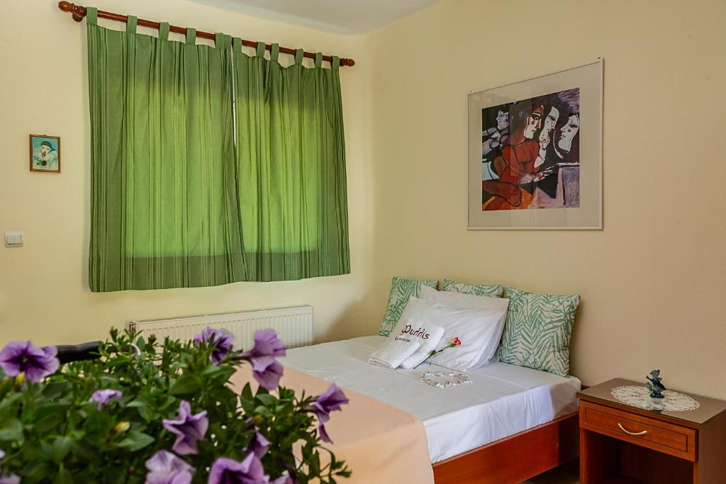 Posteľ alebo postele v izbe v ubytovaní Phyllis Maisonettes