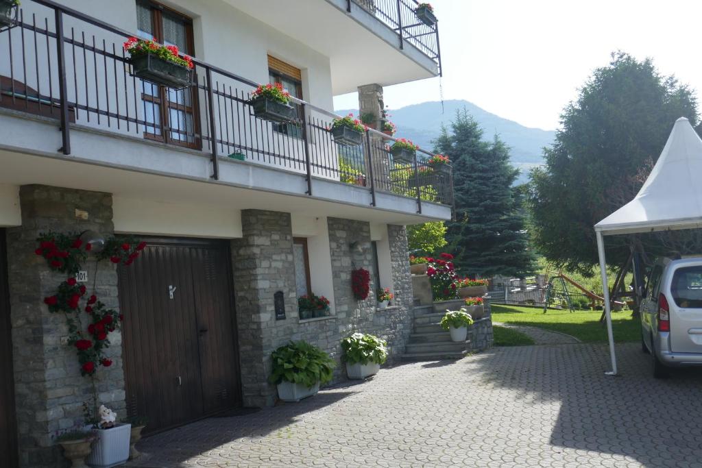 a building with potted plants and a balcony at Petite Maison 2 in Senin