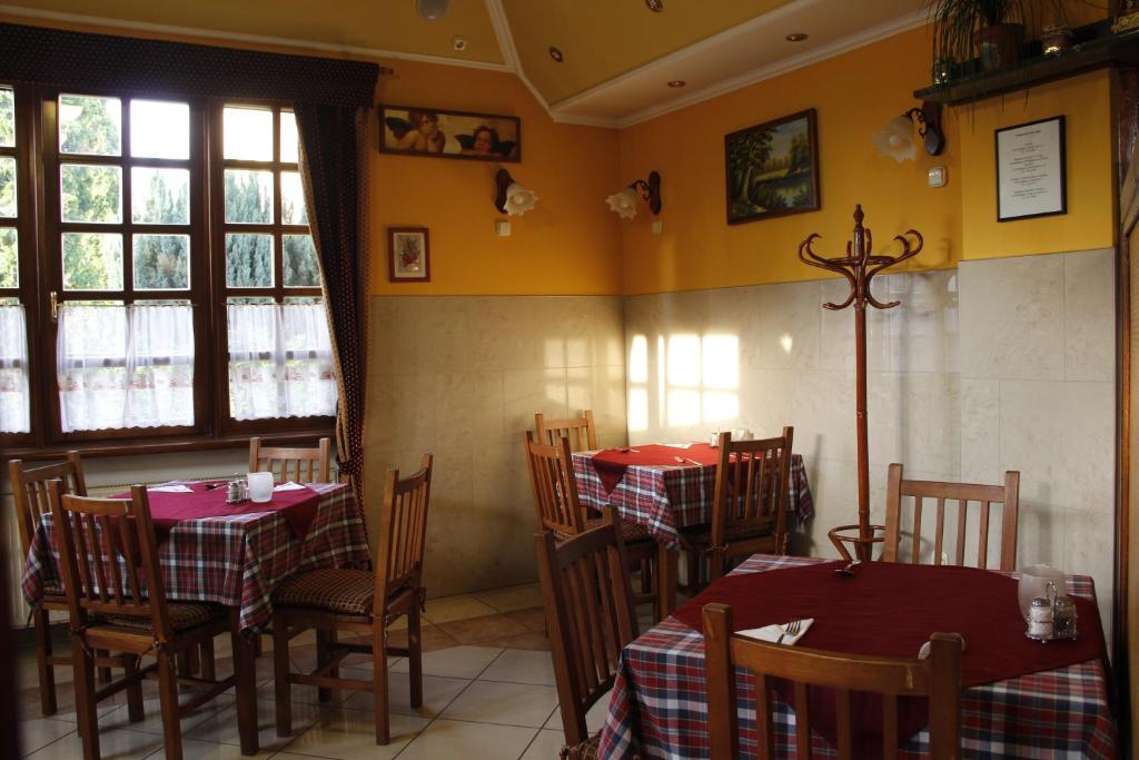 Reštaurácia alebo iné gastronomické zariadenie v ubytovaní Kisherceg Szálláshely