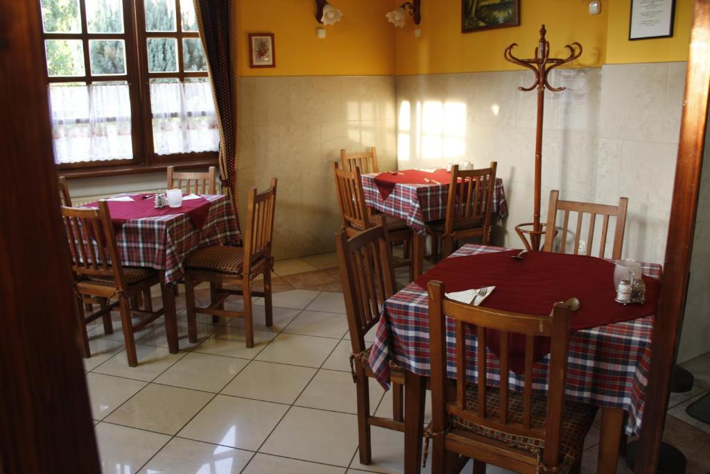 Reštaurácia alebo iné gastronomické zariadenie v ubytovaní Kisherceg Szálláshely