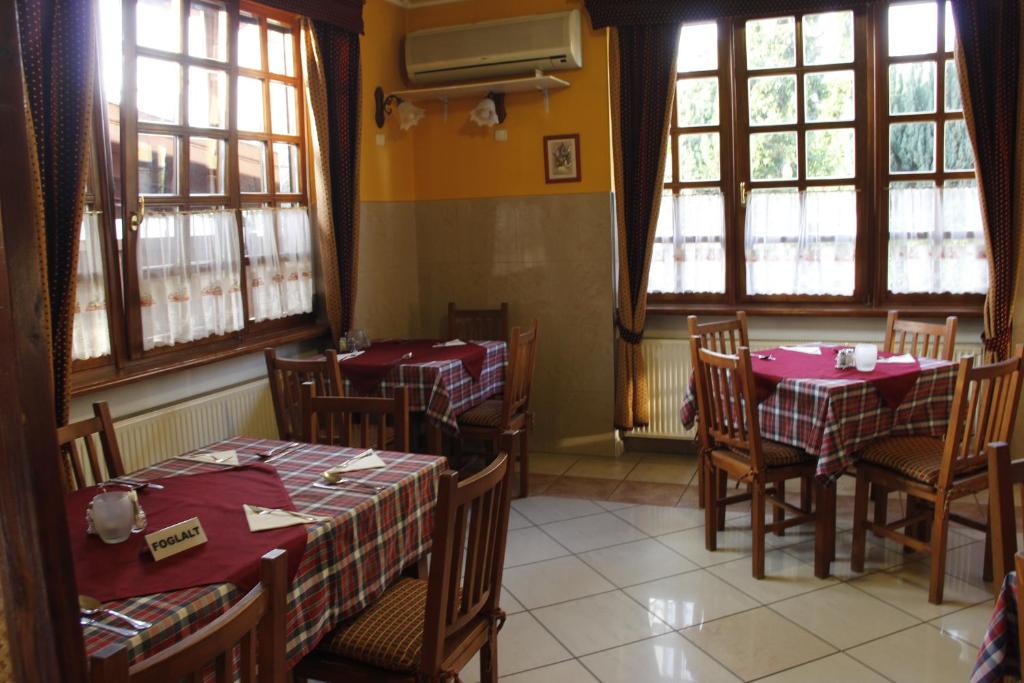 Reštaurácia alebo iné gastronomické zariadenie v ubytovaní Kisherceg Szálláshely