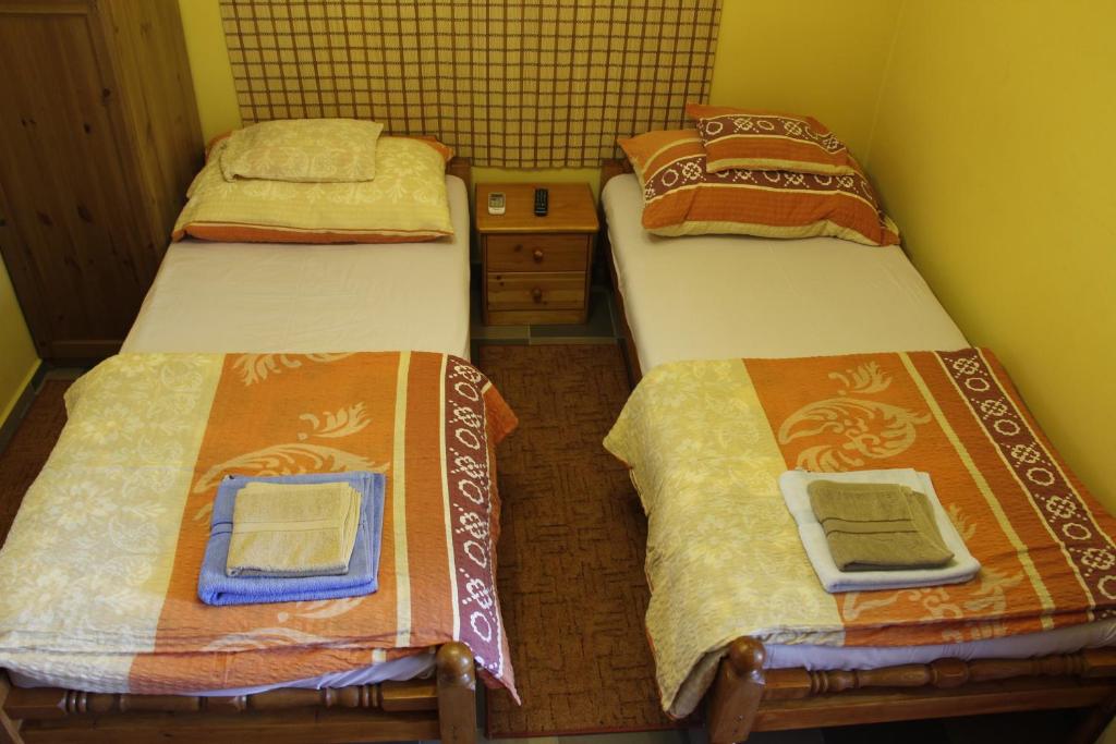 Posteľ alebo postele v izbe v ubytovaní Kisherceg Szálláshely