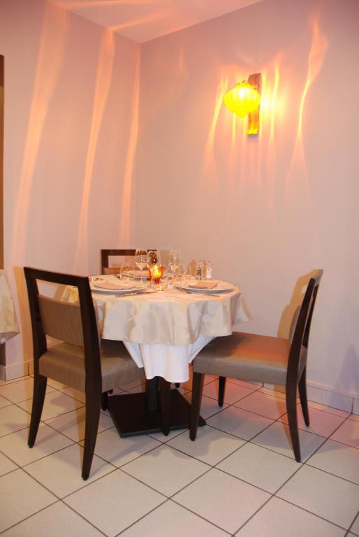 Posezení v ubytování Logis Hôtel Bellevue