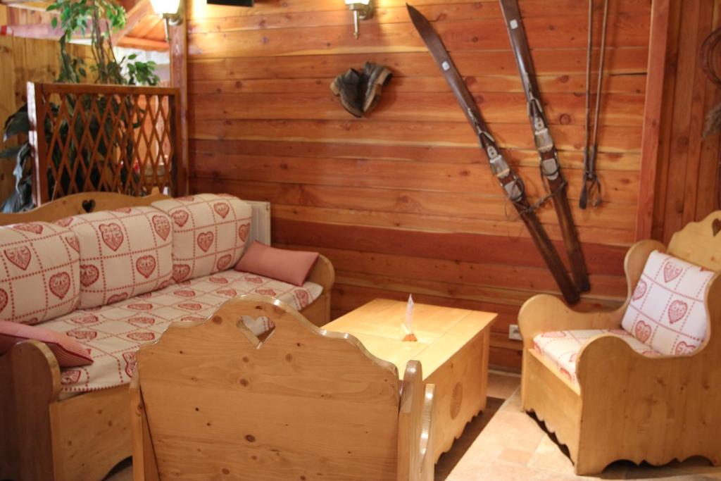 Posezení v ubytování Hôtel Les Autanes Spa-Balnéothérapie & Restaurant