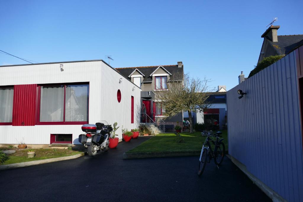 una casa con una motocicleta estacionada en una entrada en Chambres d'hotes chez laure & François en Paimpol