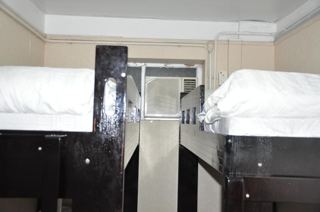 Postel nebo postele na pokoji v ubytování Swiss Hostel