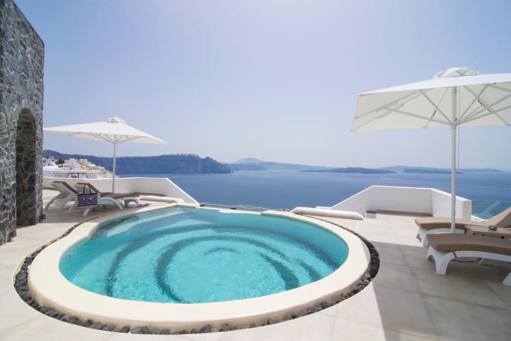 Bassein majutusasutuses Santorini Secret Premium või selle lähedal