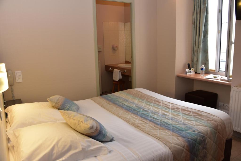 Postel nebo postele na pokoji v ubytování Logis Hôtel Bellevue