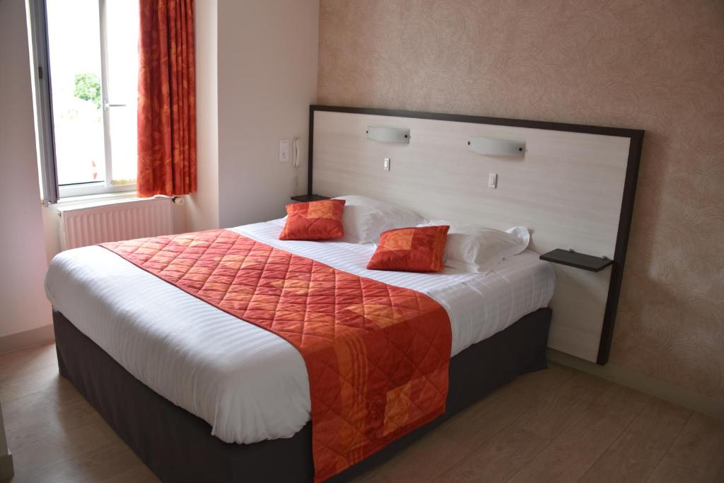 Postel nebo postele na pokoji v ubytování Logis Hôtel Bellevue