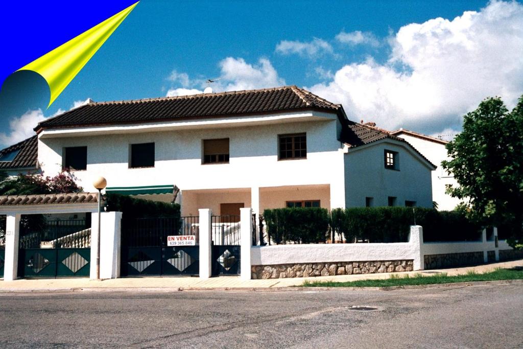 ミアミ・プラトーヤにあるVilla Pino Altoの白い家