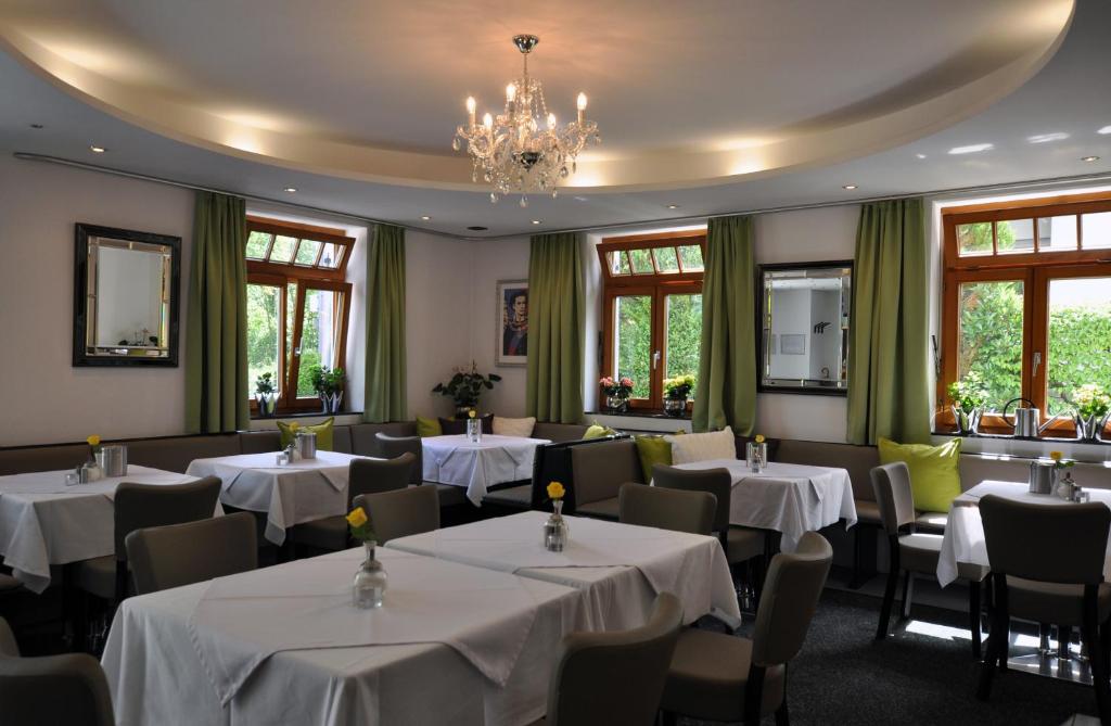 Restaurace v ubytování Villa Waldperlach by Blattl
