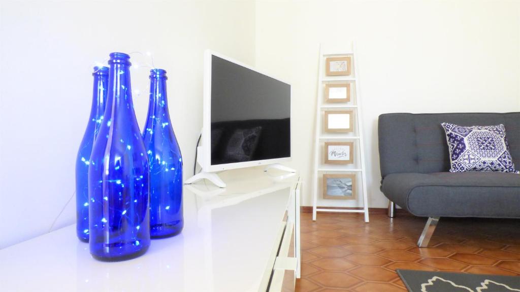 ペニシェにあるD WAN 3 | Penicheのリビングルームの白いテーブルに座る青い花瓶