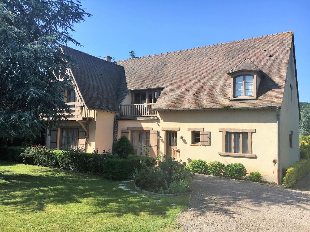 a large white house with a large yard at Couleurs du temps - pres Giverny in Limetz