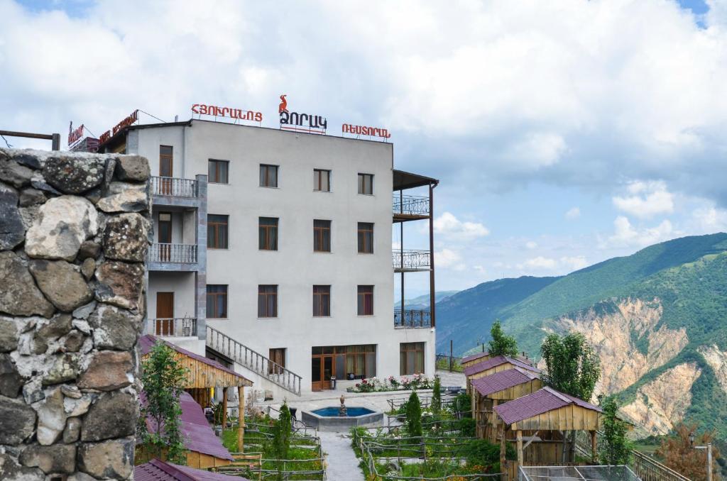 Nespecifikovaný výhled na hory nebo výhled na hory při pohledu z hotelu