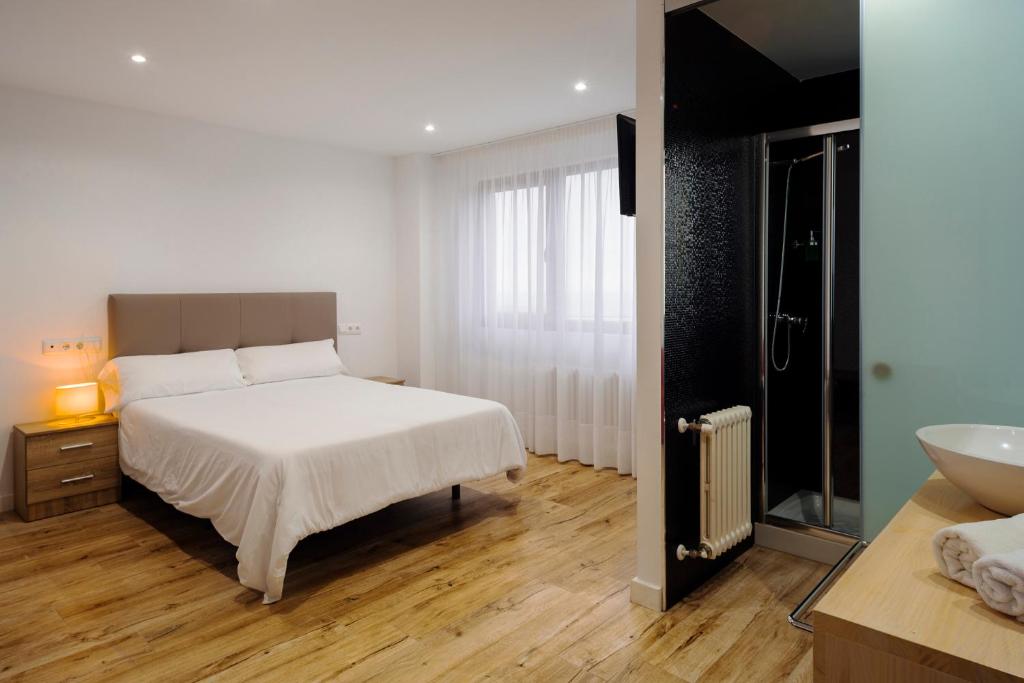 Cama o camas de una habitación en Hotel Montañés