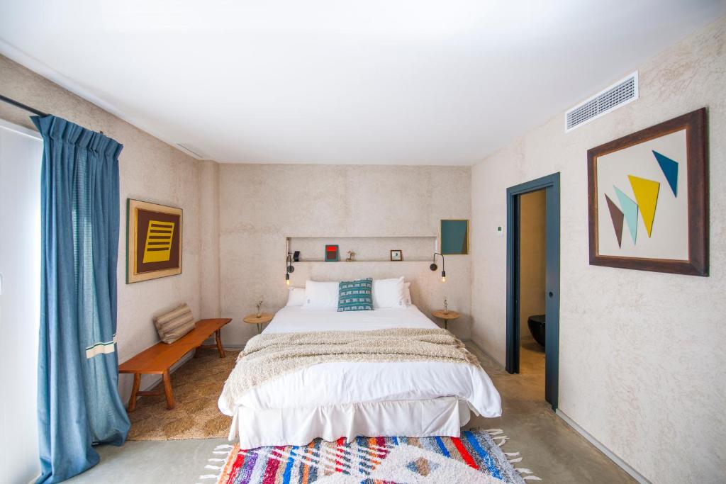 Postel nebo postele na pokoji v ubytování Kook Hotel Tarifa