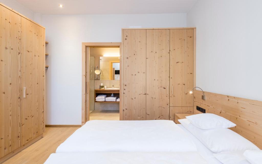 Postel nebo postele na pokoji v ubytování Hotel Villa Kastelruth