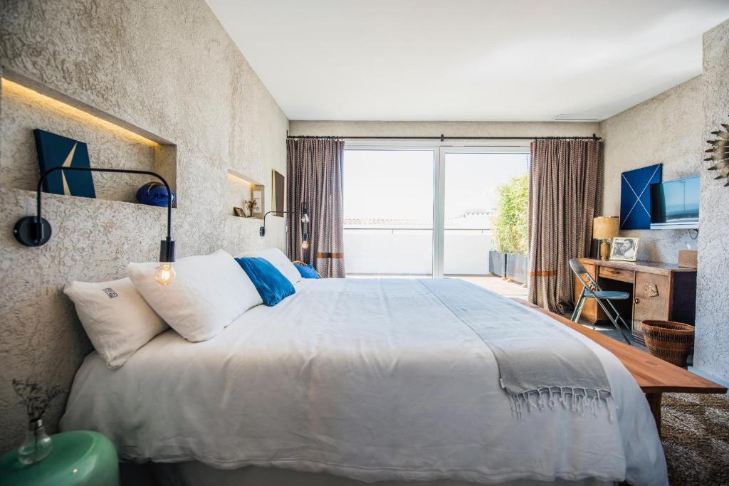 Postel nebo postele na pokoji v ubytování Kook Hotel Tarifa