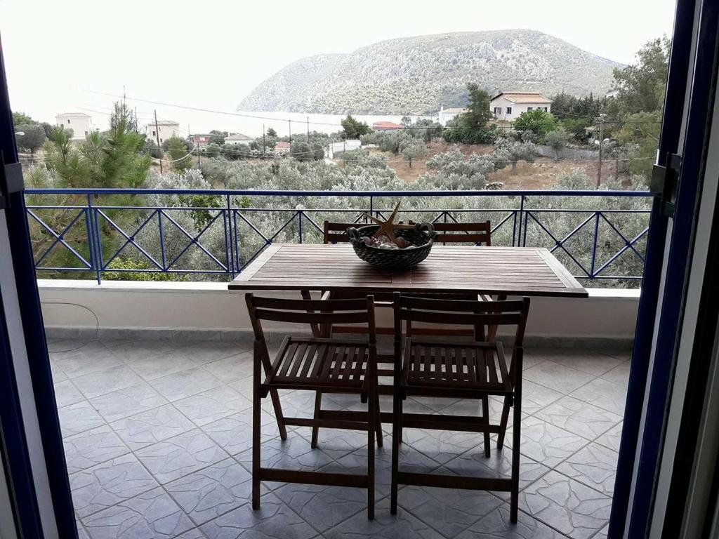 stół i krzesła na balkonie z widokiem w obiekcie Kleo Joannas Apartments w mieście Ermioni