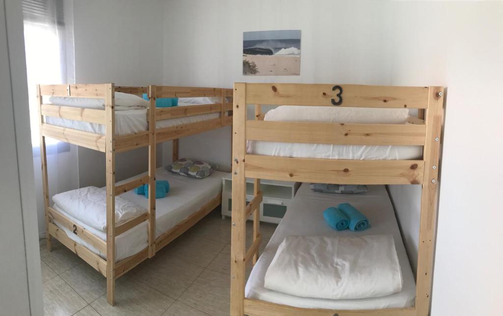 Łóżko lub łóżka w pokoju w obiekcie Surfintrip Academy&Camp