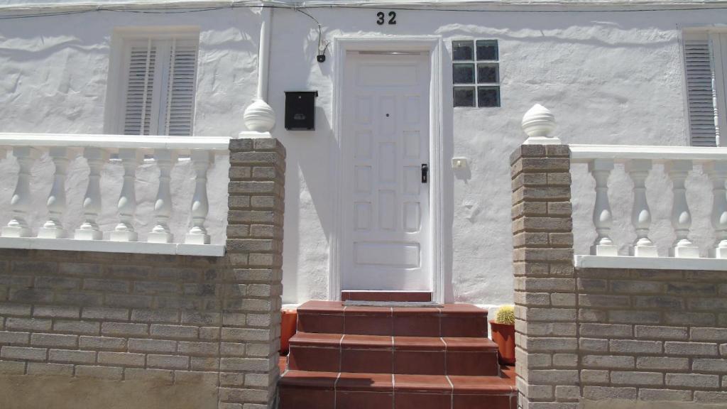 プラヤ・デル・イングレスにある(Z)ENTRAL HOUSE (Zero)Km. MASPALOMAS Wifi FREEの階段付白い家の白い扉