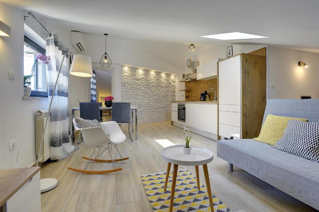 Apartment Niko في بولا: غرفة معيشة مع أريكة زرقاء وطاولة