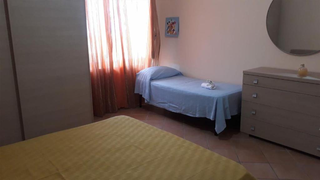 Habitación pequeña con cama y vestidor en Casa vacanze Filomena, en Marina di Camerota