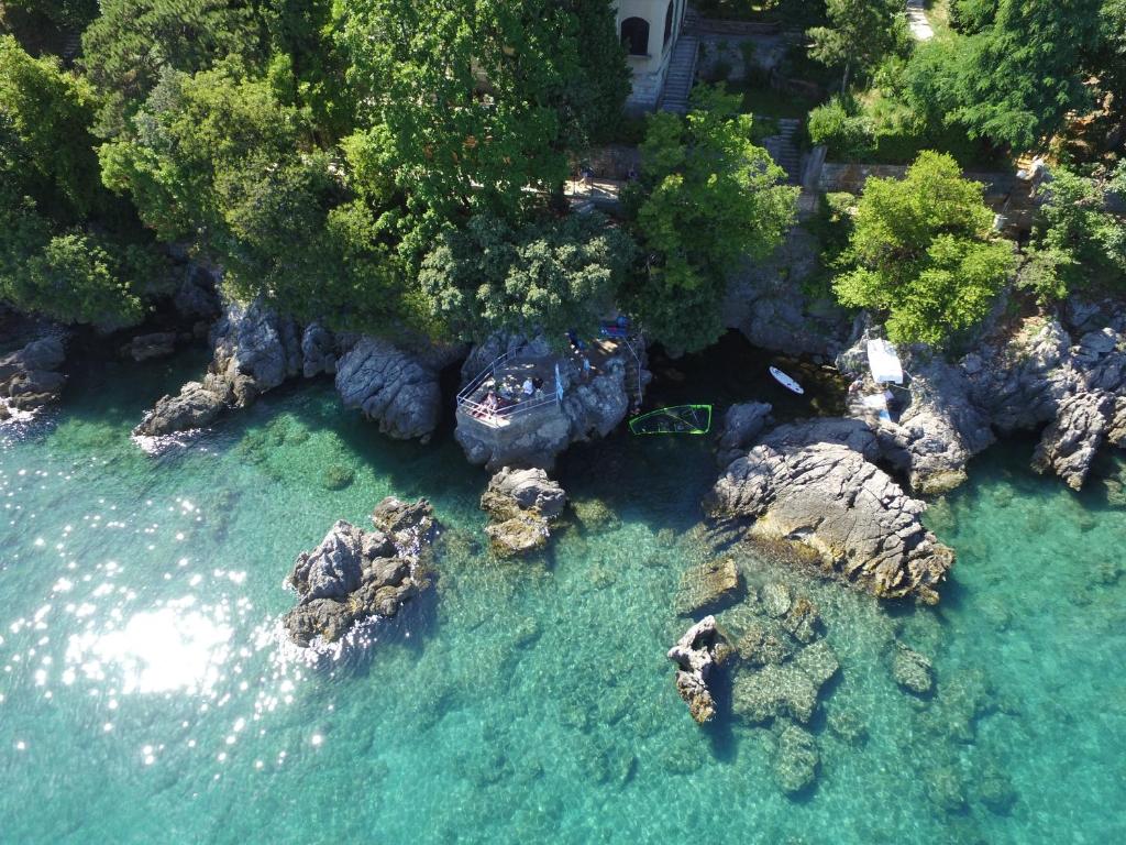 una vista aérea de una playa con rocas y agua en Premium Apartments Punta Kolova, en Opatija