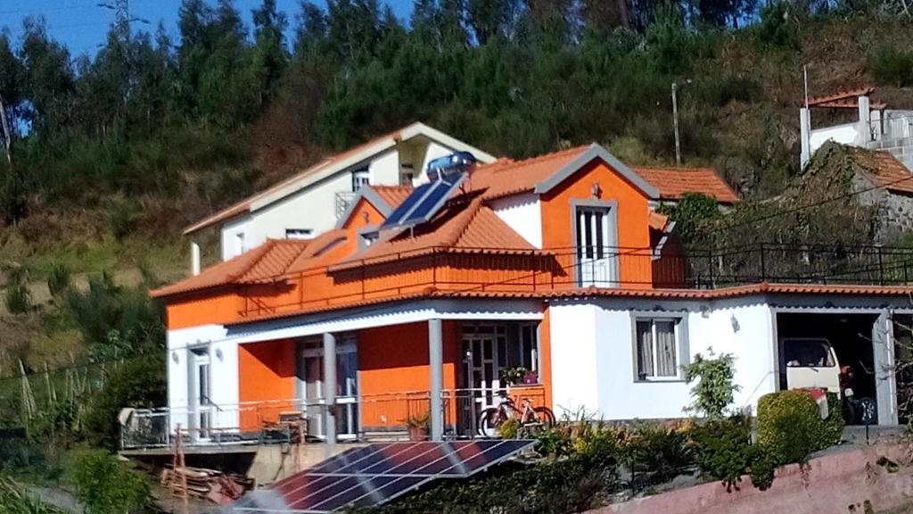 uma casa com um laranja e branco em Top view em Ponta do Sol