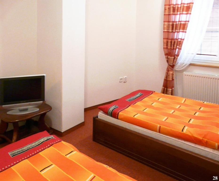 Łóżko lub łóżka w pokoju w obiekcie Resort Maják