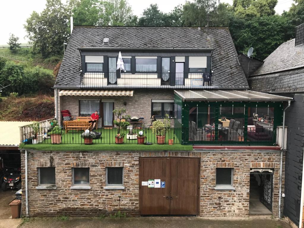 a brick house with a balcony on top of it at Beim Winzer in Zell an der Mosel