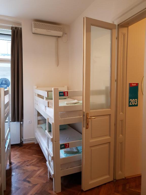 Palanda nebo palandy na pokoji v ubytování Booking BnB