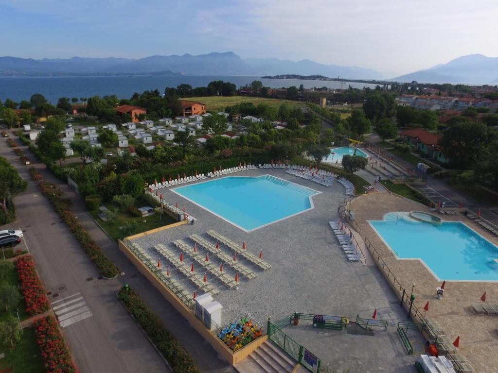 Výhľad na bazén v ubytovaní The Garda Village alebo v jeho blízkosti