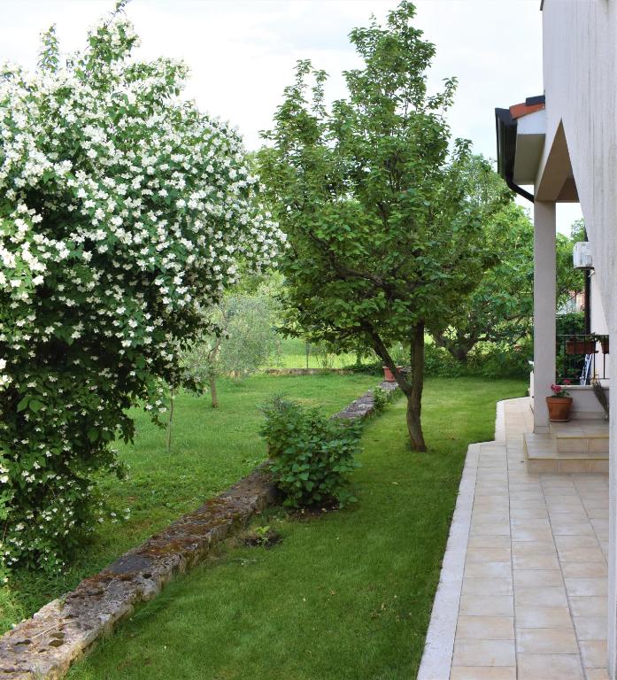 A garden outside Apartment Sopta