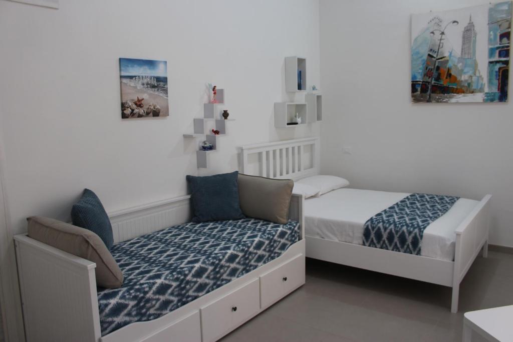 a small bedroom with a bed and a chair at La Casa dell'Emigrante in Gaeta
