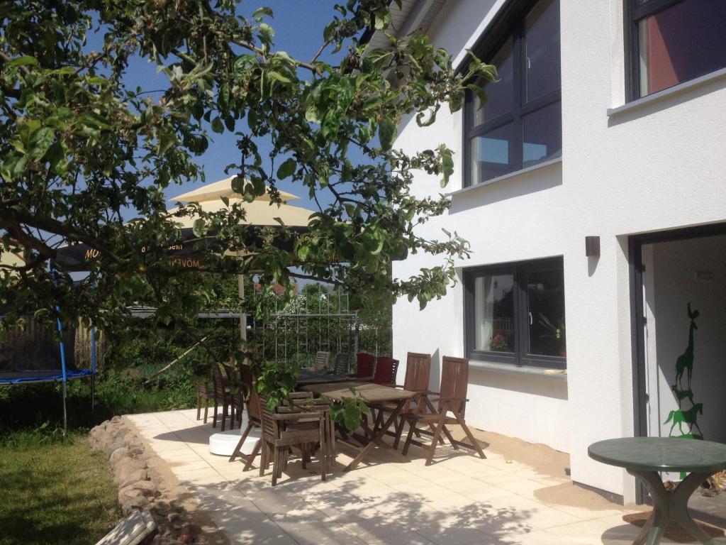 une terrasse avec une table et des chaises devant un bâtiment dans l'établissement Ferienhaus Frankstraße 5b, à Zinnowitz