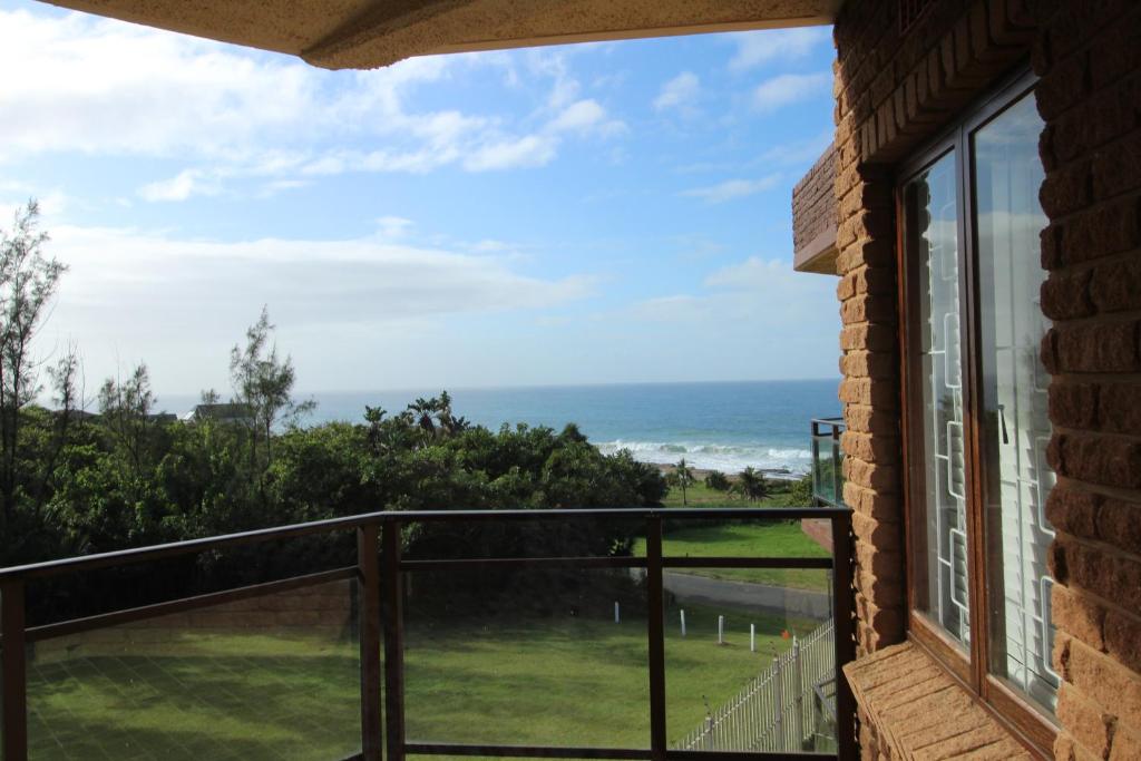 a balcony with a view of the ocean at Seeskulp 10 in Margate