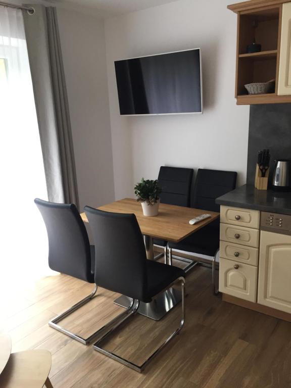 Televízia a/alebo spoločenská miestnosť v ubytovaní Ferienwohnung Imbach